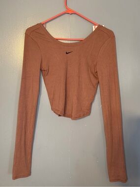 Nike Ribbed Long Sleeve Crop Top – Women’s XS 🤎✨
